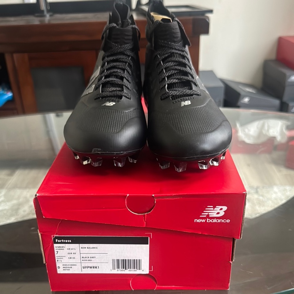 New Balance Men's Black Athletic Cleats